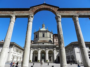 Le colonne di San Lorenzo e, in secondo  piano, la facciata della basilica.