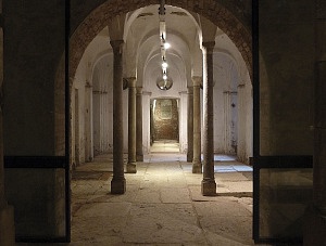 Cripta della chiesa del Santo Sepolcro. La pavimentazione è in lastre di marmo di reimpiego, provenienti dal foro.