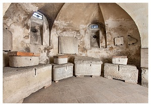 Cripta di San Satiro. Particolare dei sarcofagi.