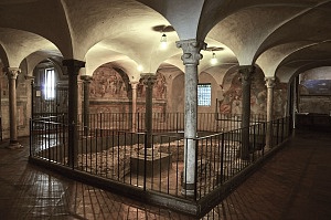 Strutture paleocristiane conservate sotto il coro della chiesa attuale.