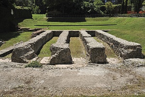 Resti delle fondazioni della cavea dell'anfiteatro romano.