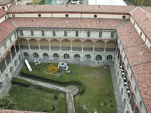 Parte del recinto ottagonale conservata nel secondo chiostro del Museo della Scienza e della Tecnologia.