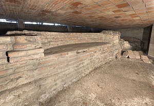 Recinto del mausoleo imperiale: dettaglio del lato interno dotato di nicchie, conservato presso l'Istituto Buon Pastore.