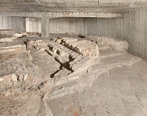 Resti del mausoleo imperiale sotto la sagrestia della chiesa di San Vittore al Corpo.