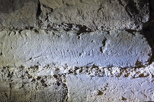 Il blocco con iscrizione preromana inglobato nella cinta muraria conservata in via San Vito 18.