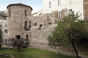 Tratto delle mura massimianee con la torre poligonale nel cortile del Civico Museo Archeologico.