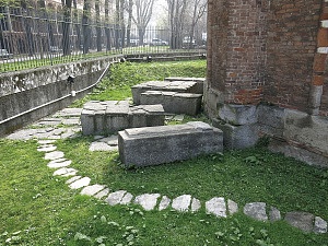 Cimitero paleocristiano musealizzato nel cortile esterno della basilica.