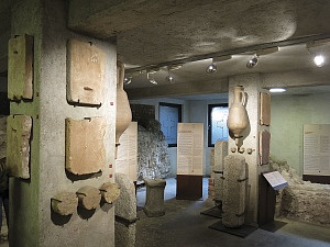 L'area archeologica sotto la sagrestia della basilica.