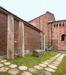 L'area archeologica all'esterno della basilica.