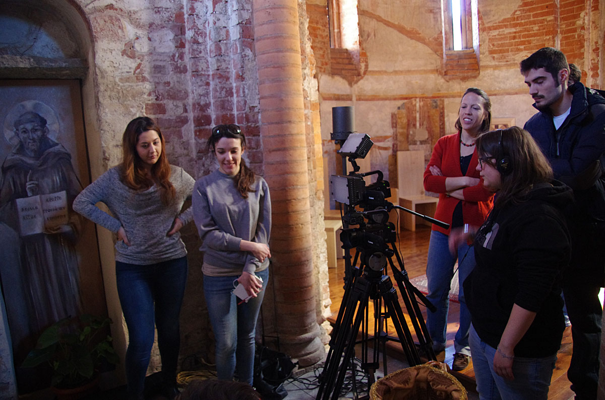 Allestimento del set per un'intervista agli studiosi